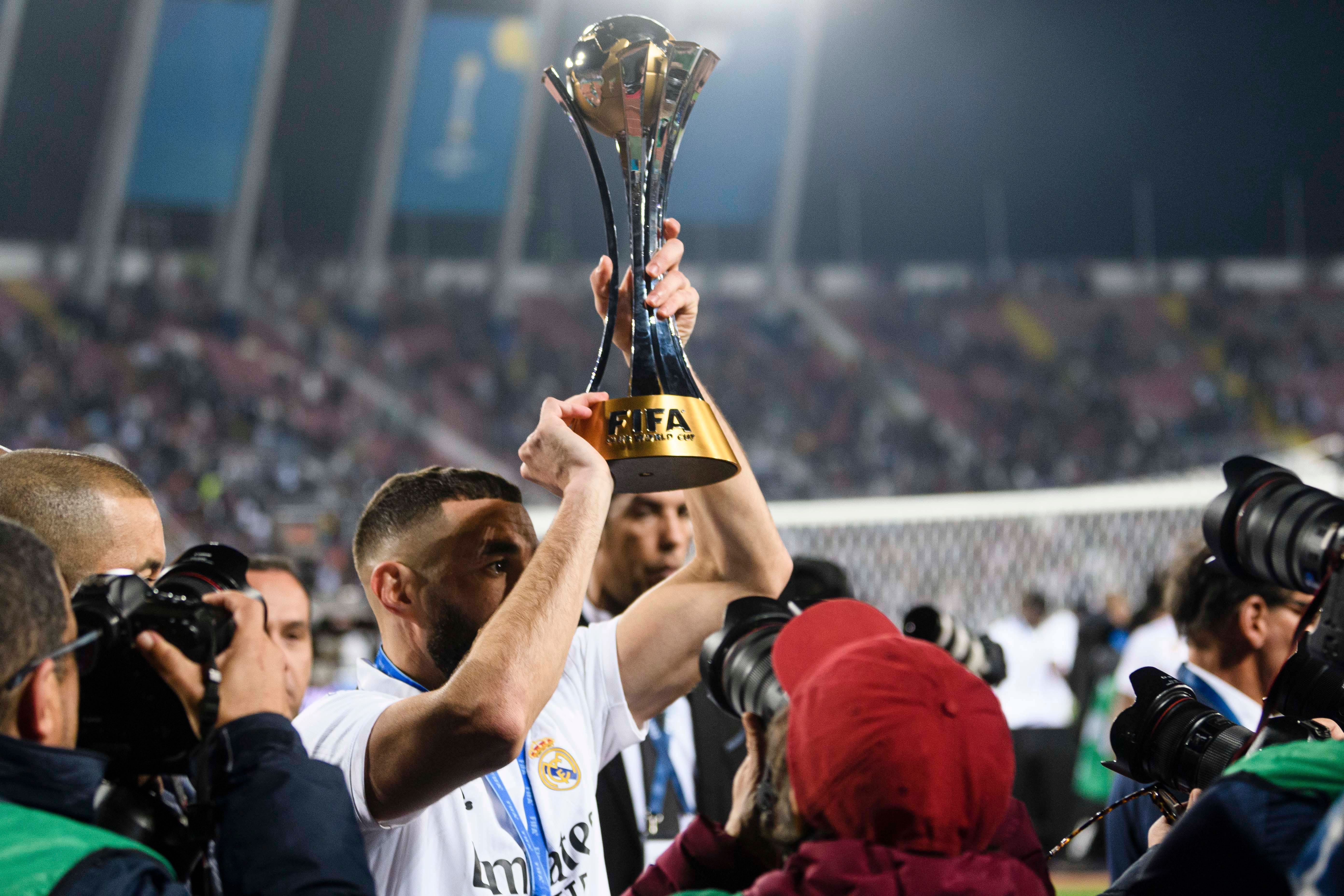  Karim Benzema levanta el Mundial de Clubes de 2022.