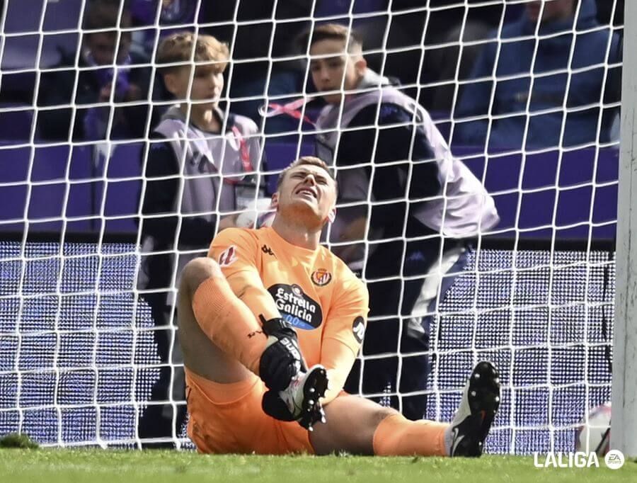 Karl Hein se duele de su tobillo.