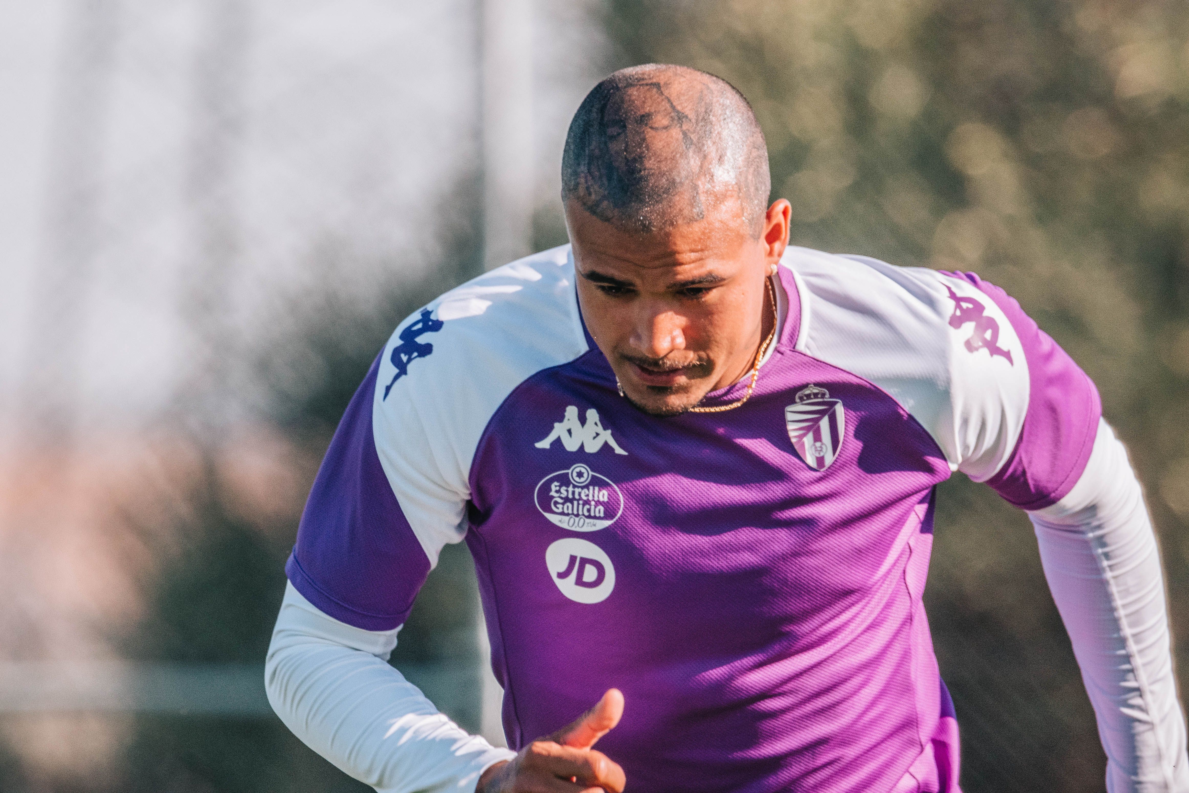 Kenedy entrenando con el Real Valladolid.