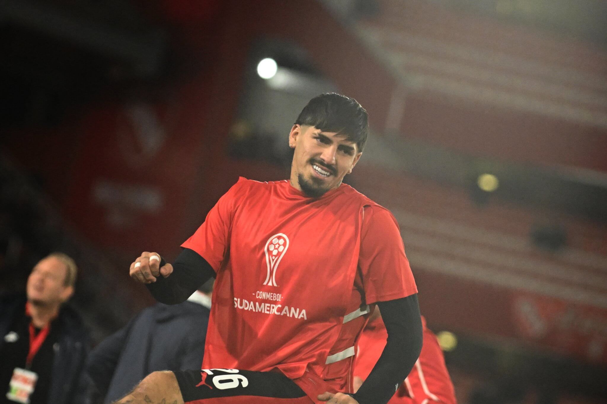 Kevin Lomónaco calienta antes de un partido de Independiente (Foto: CAI).