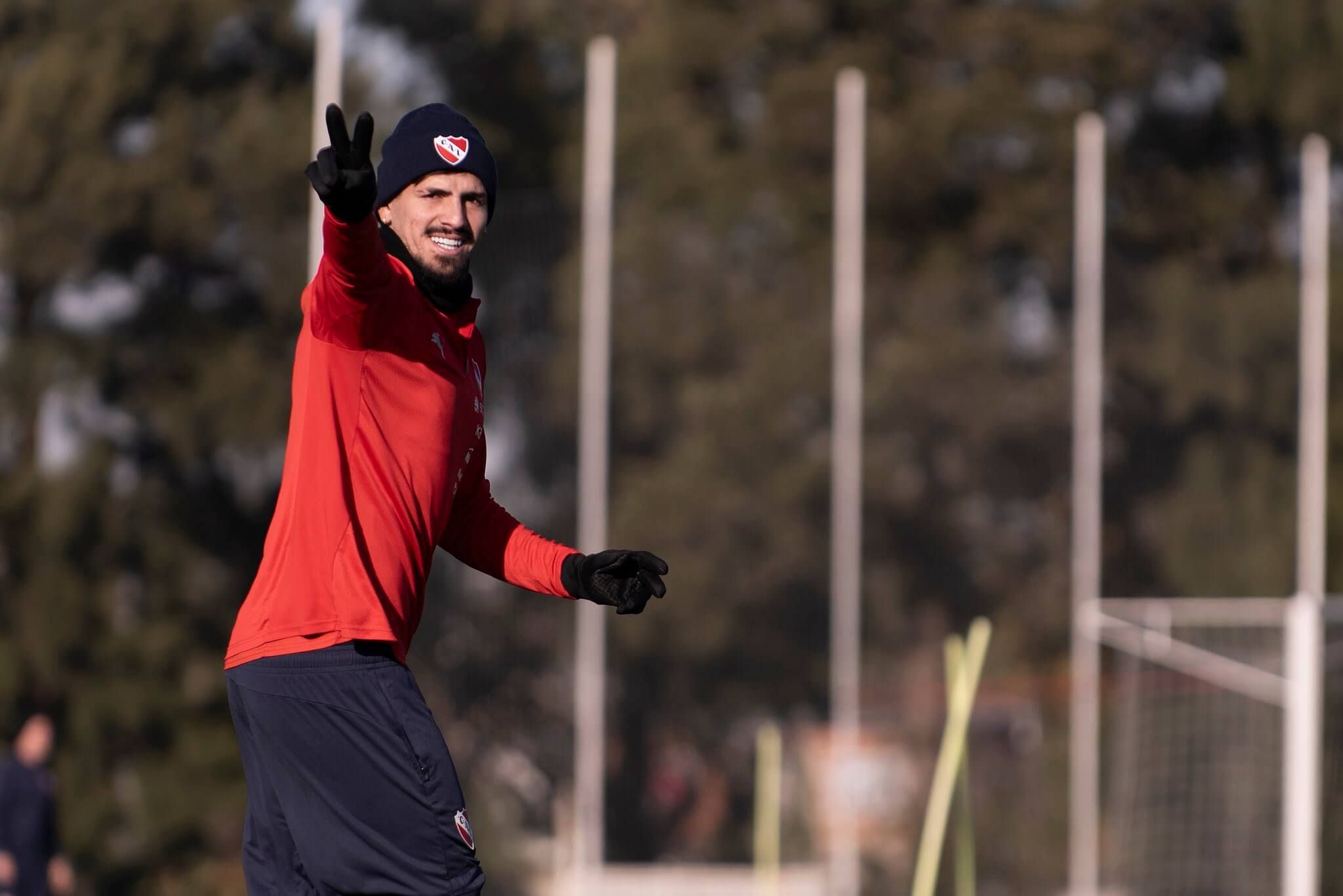 Kevin Lomónaco saluda en un entrenamiento de Independiente (Foto: CAI).