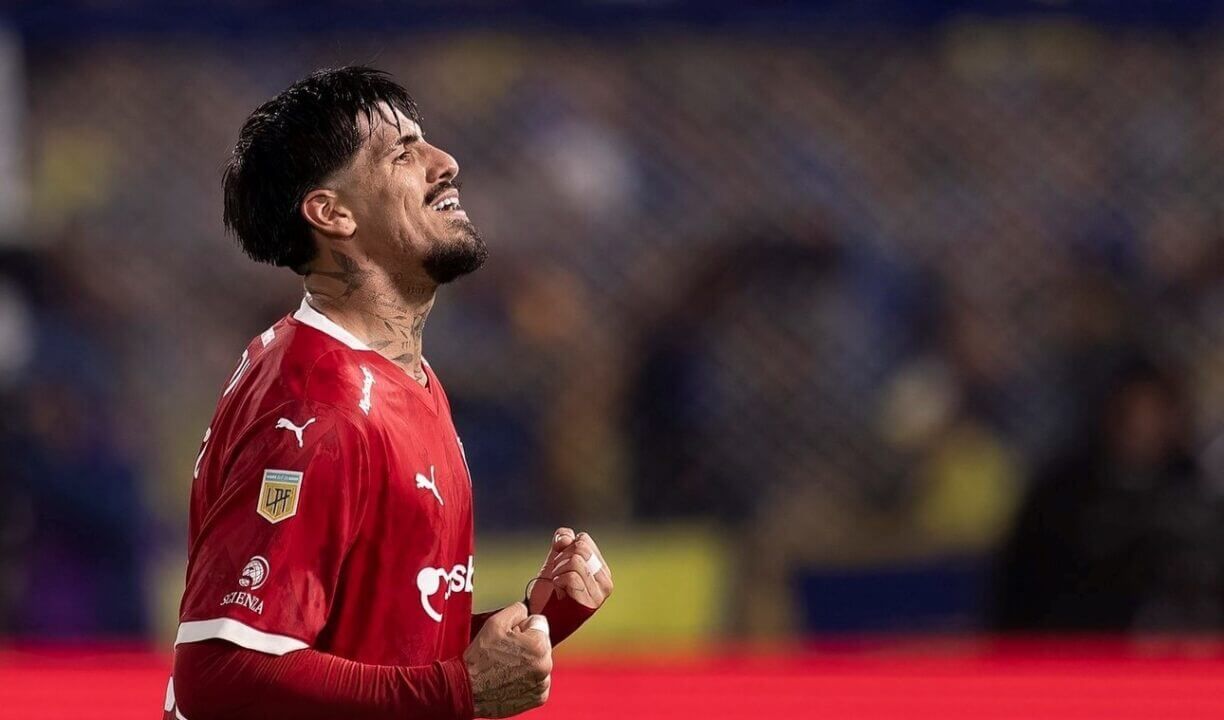 Kevin Lomónaco celebra un gol de Independiente (Foto: EFE).