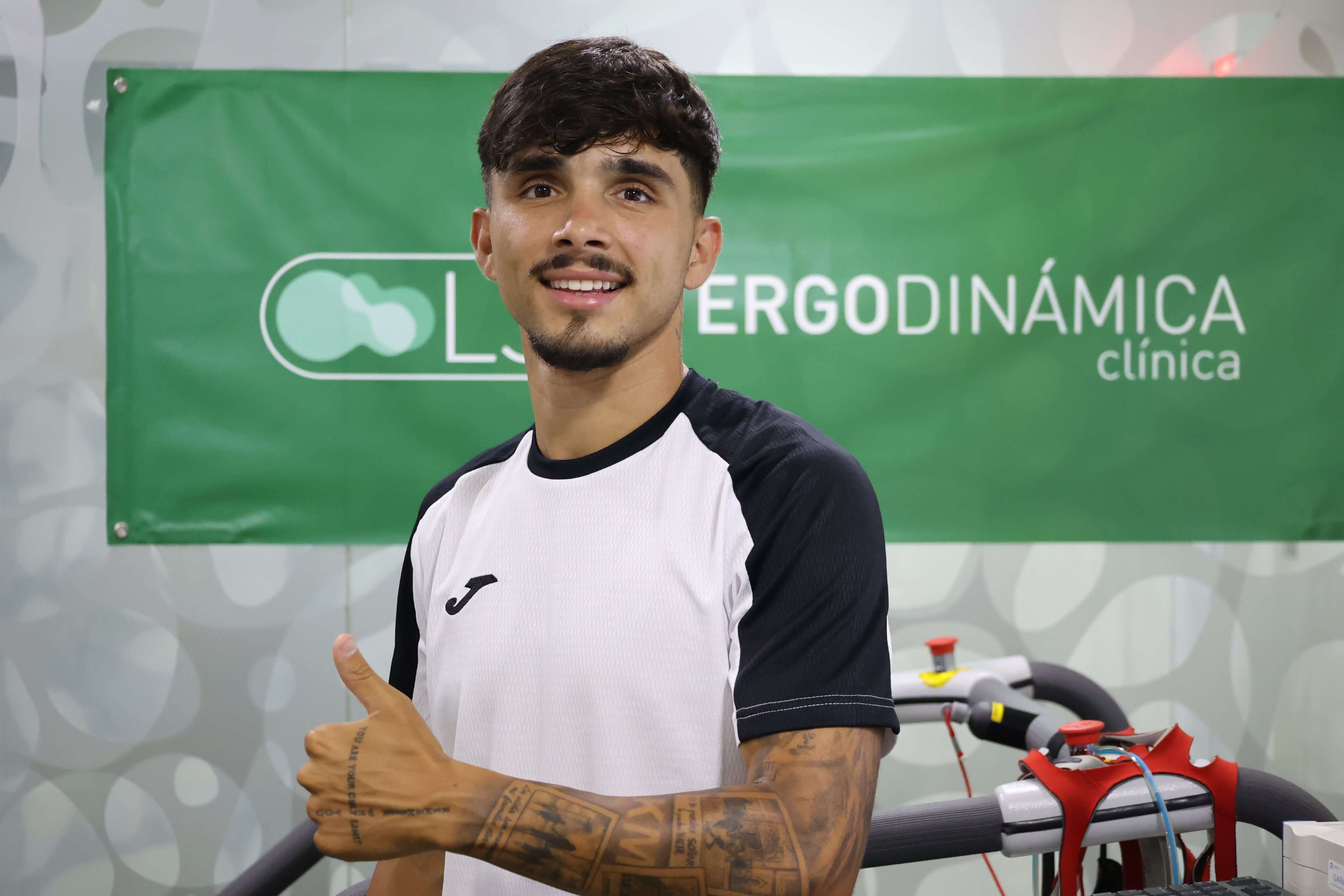 Kevin Medina posa tras su fichaje por el Córdoba (Foto: CCF).
