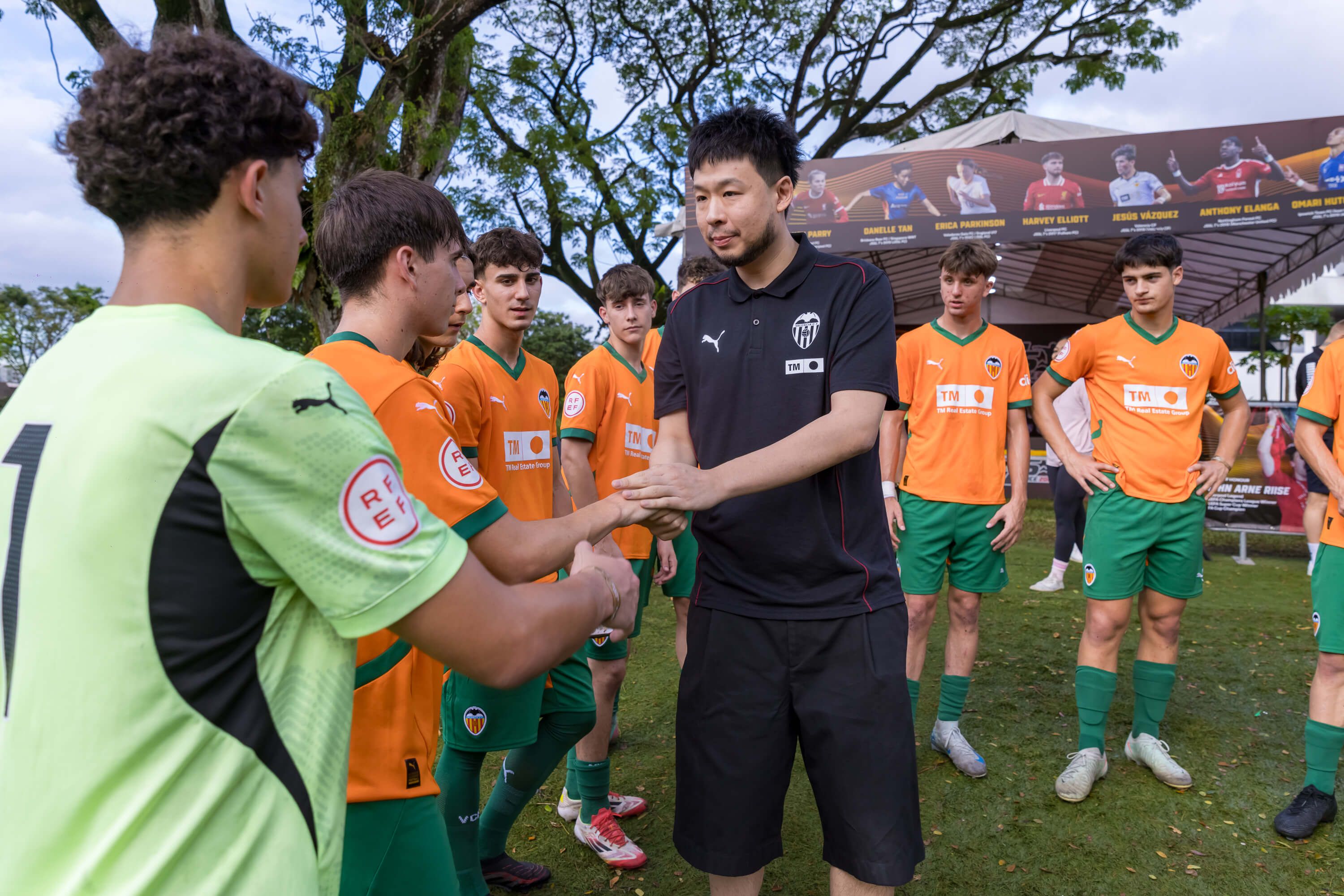 Kiat Lim con el Cadete del Valencia CF en Singapur