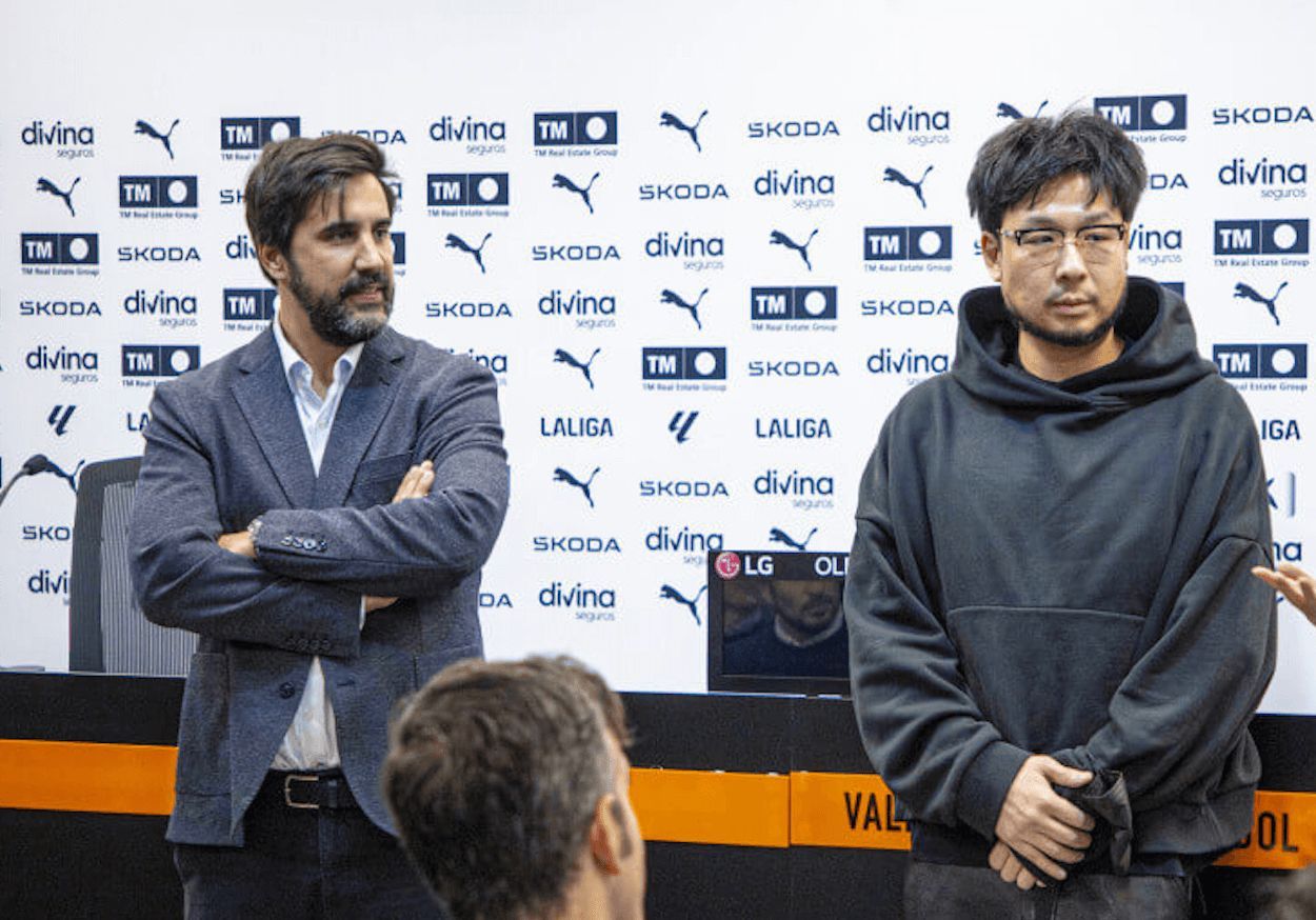 Kiat Lim en Paterna y, a su derecha, Javier Solís