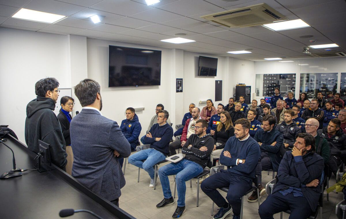  Kiat Lim en Paterna habla a los empleados