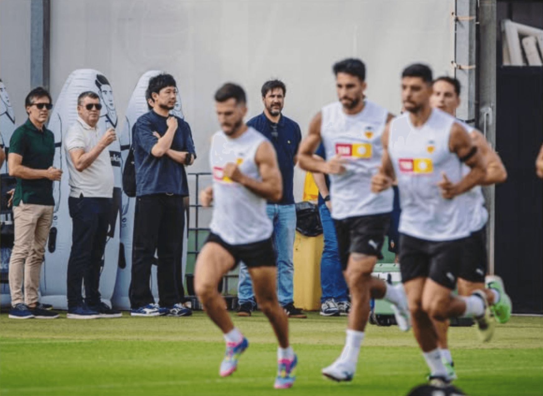  Kiat Lim observa el entrenamiento con Corona, Gourlay y Solís