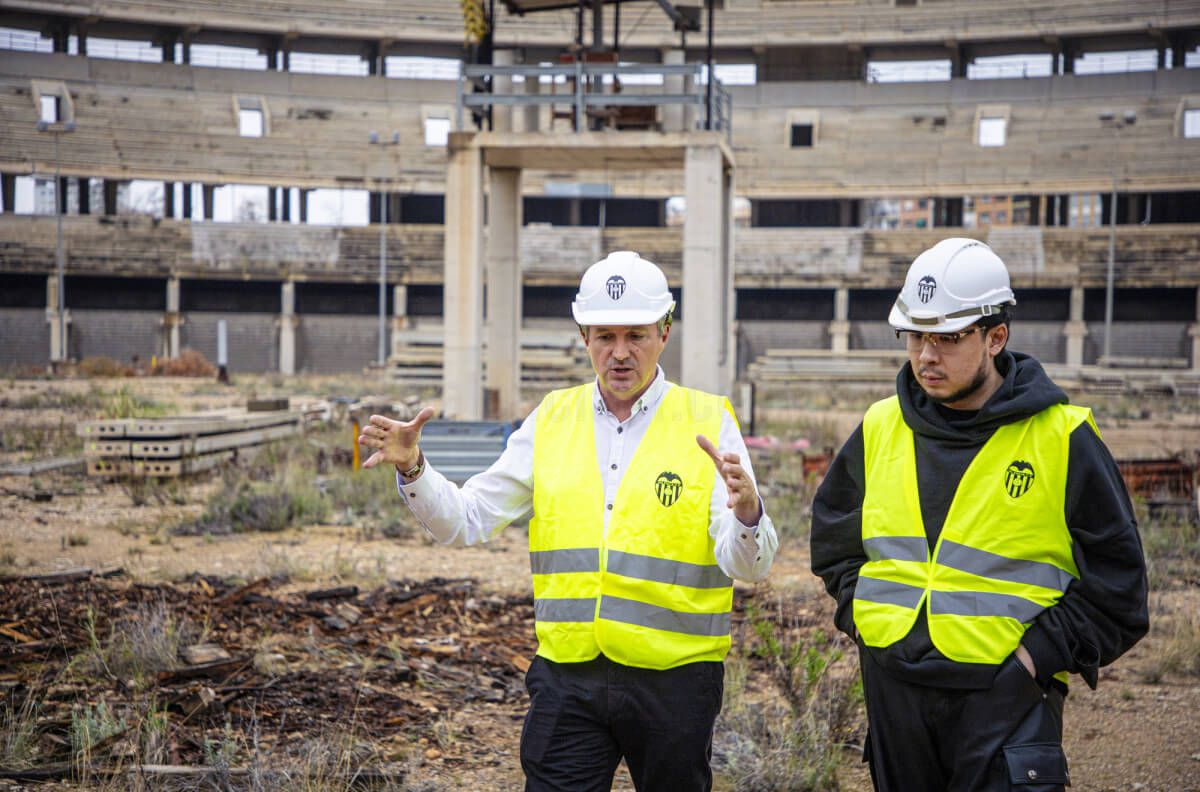  Kiat Lim, hijo de Peter Lim, visita el Nou Mestalla