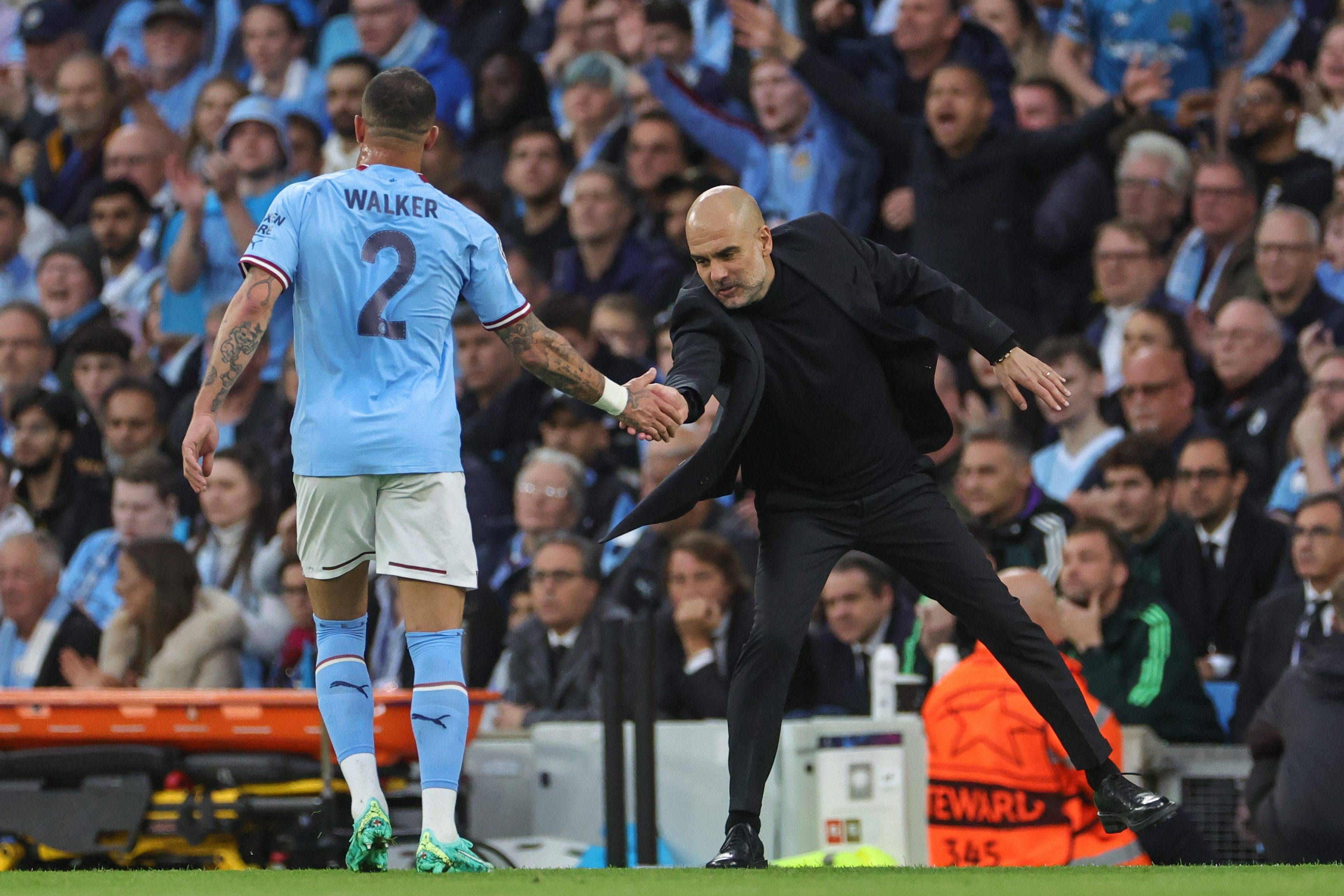  Kyle Walker y Pep Guardiola, durante el City-Real Madrid de Champions.