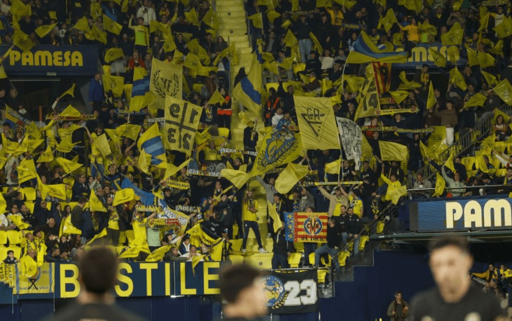  Aficionados del Villarreal en la Cerámica.