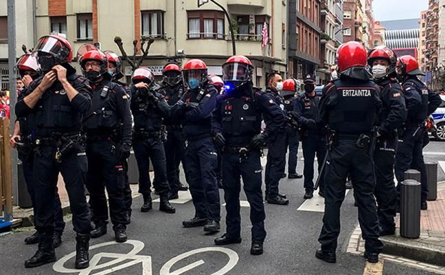  La Ertzainzta, en la Calle Pozas antes de jugarse la final de copa Athletic Club - Real Sociedad.