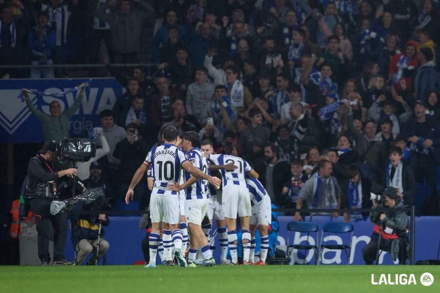  La Real Sociedad celebra el gol de Becker en el primer tiempo.