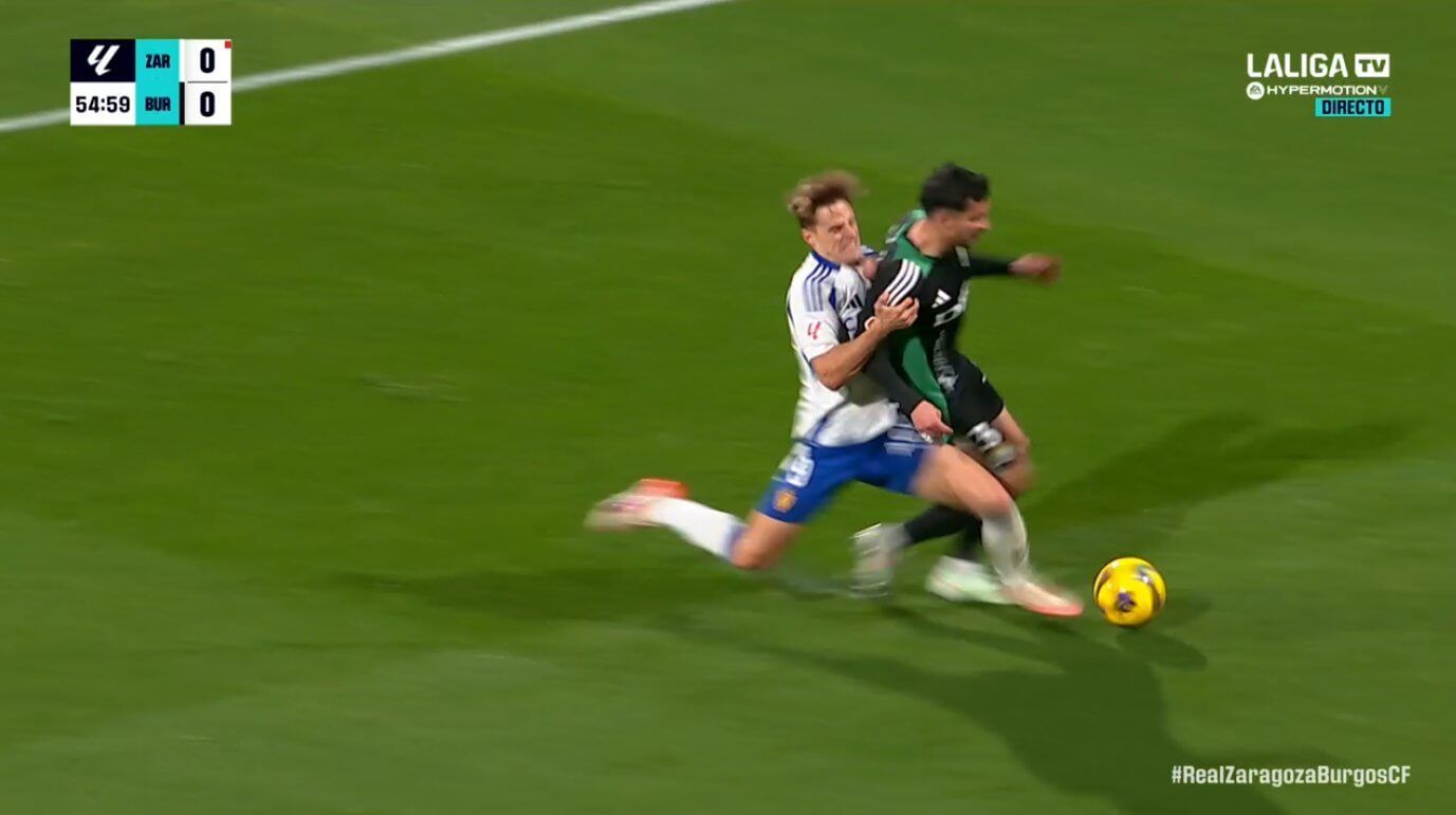  La entrada de Dani Gómez por la que fue expulsado en el Zaragoza-Burgos.