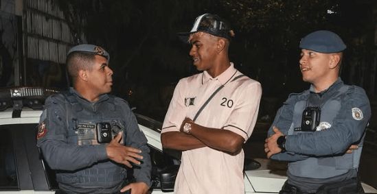 Lamine Yamal posa con la policía brasileña (Instagram)