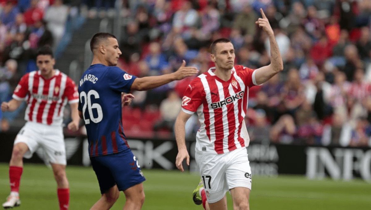 Lance del Eldense-Sporting en el Nuevo Pepico Amat.