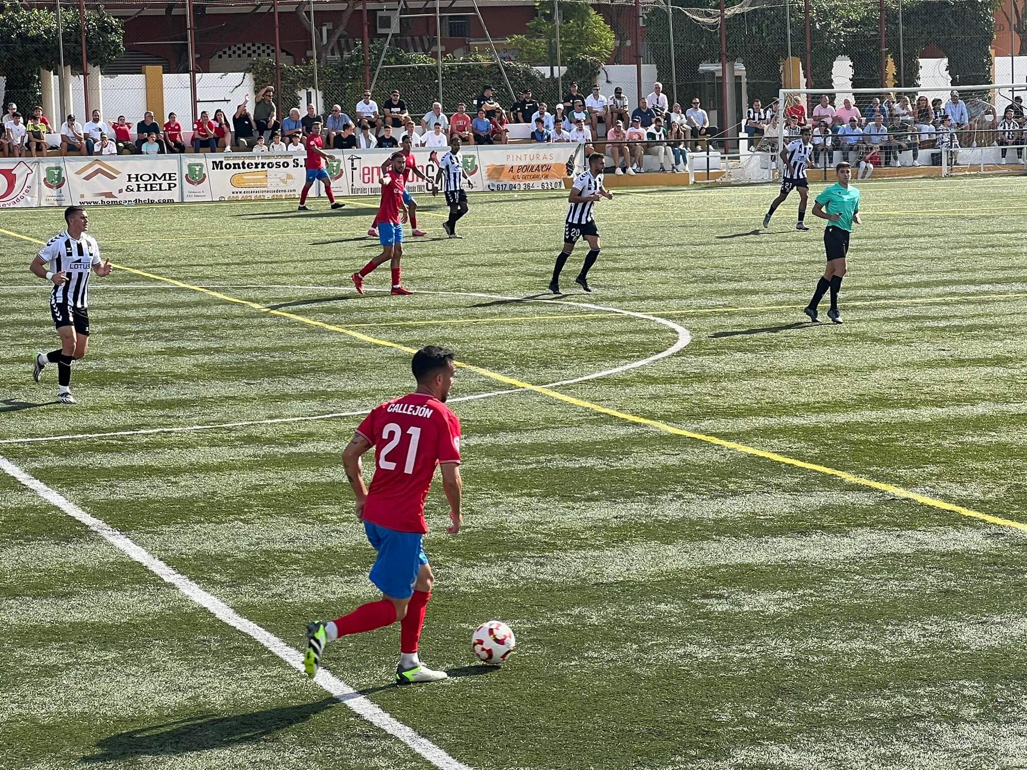  Lance del Estepona - Balona disputado en el Campo San Fernando.