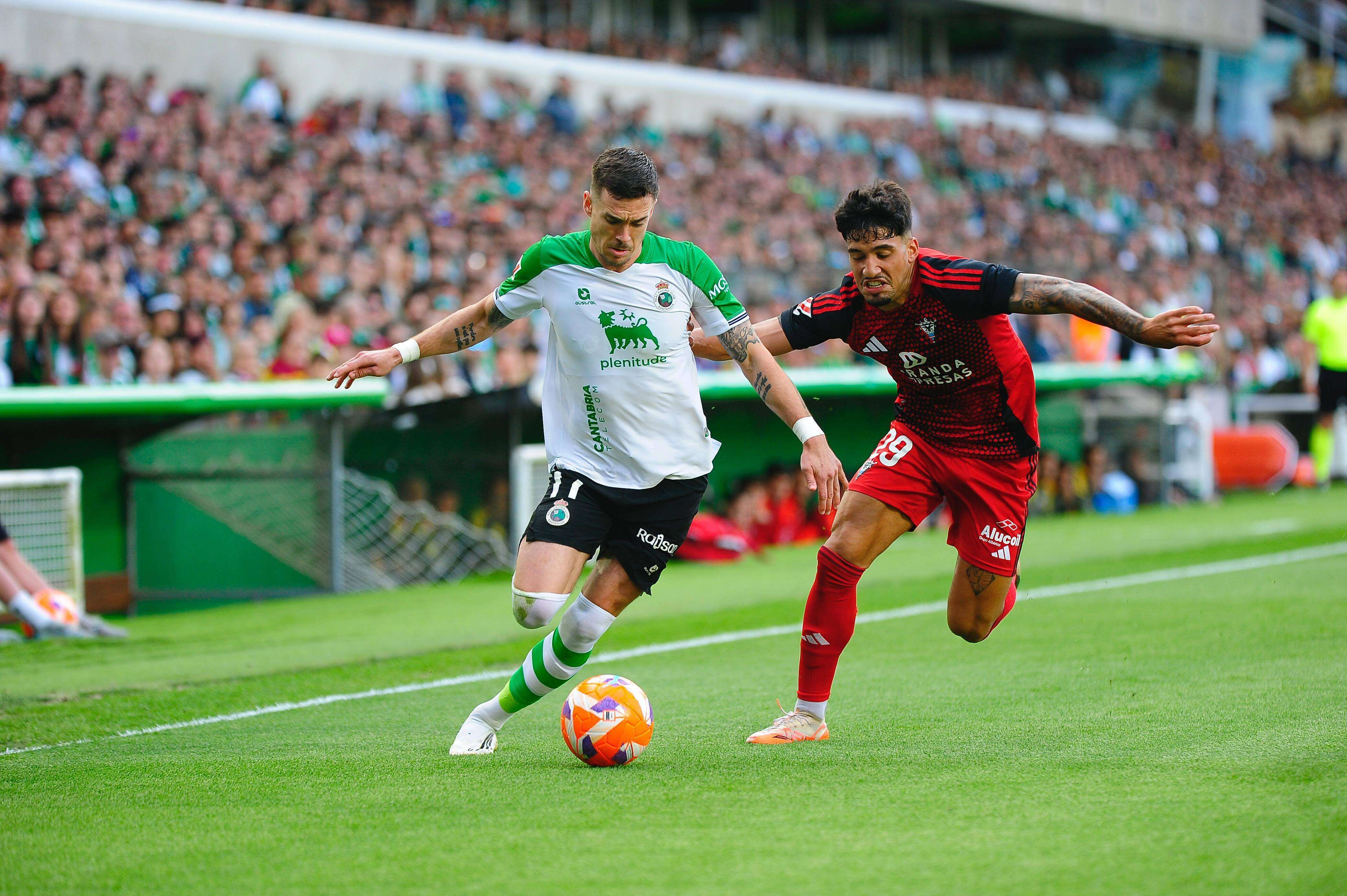  Lance del juego en el Racing-Mirandés.