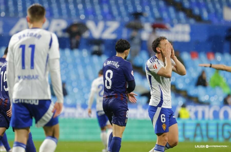 Keidi Bare se lamenta en el Real Zaragoza-Eldense en La Romareda.
