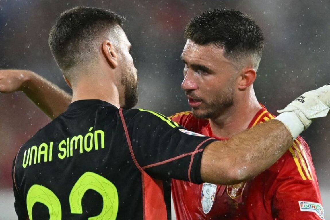  Unai Simón se abraza con Aymeric Laporte en la Eurocopa de Alemania.