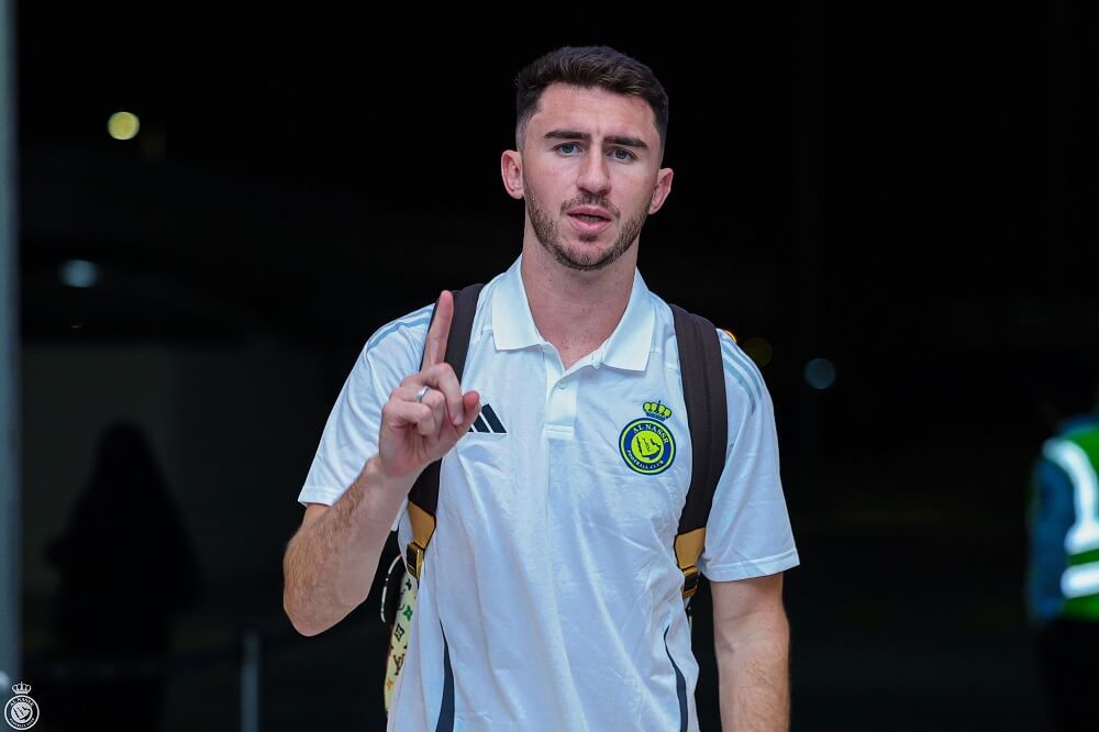  El central Aymeric Laporte con el polo de Al Nassr.