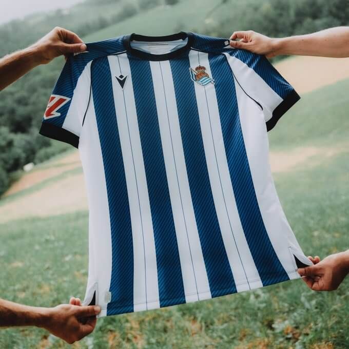 Así es la camiseta local de la Real Sociedad para la 25/26.