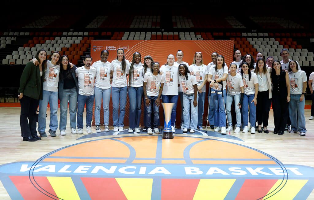 Las chicas de Valencia Basket celebran con la afición el tercer título de LF Endesa consecutivo
