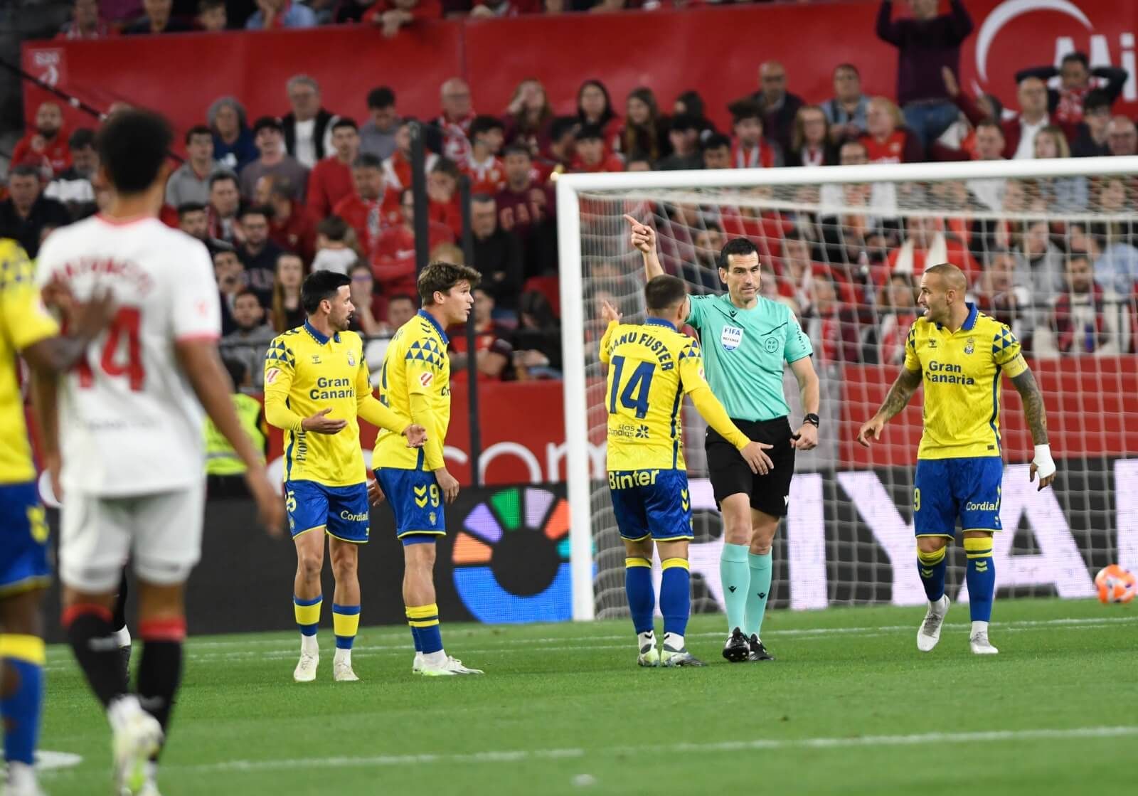 Los jugadores de Las Palmas protestan a Martínez Munuera en Sevilla.