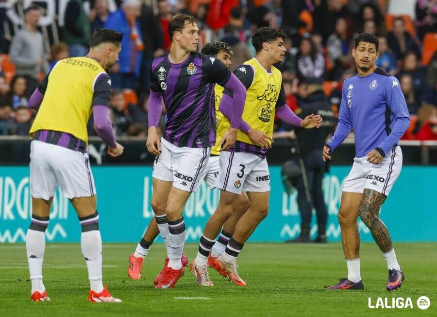  Latasa, Marcos André, Javi Sánchez y David Torres, calentando en Mestalla.