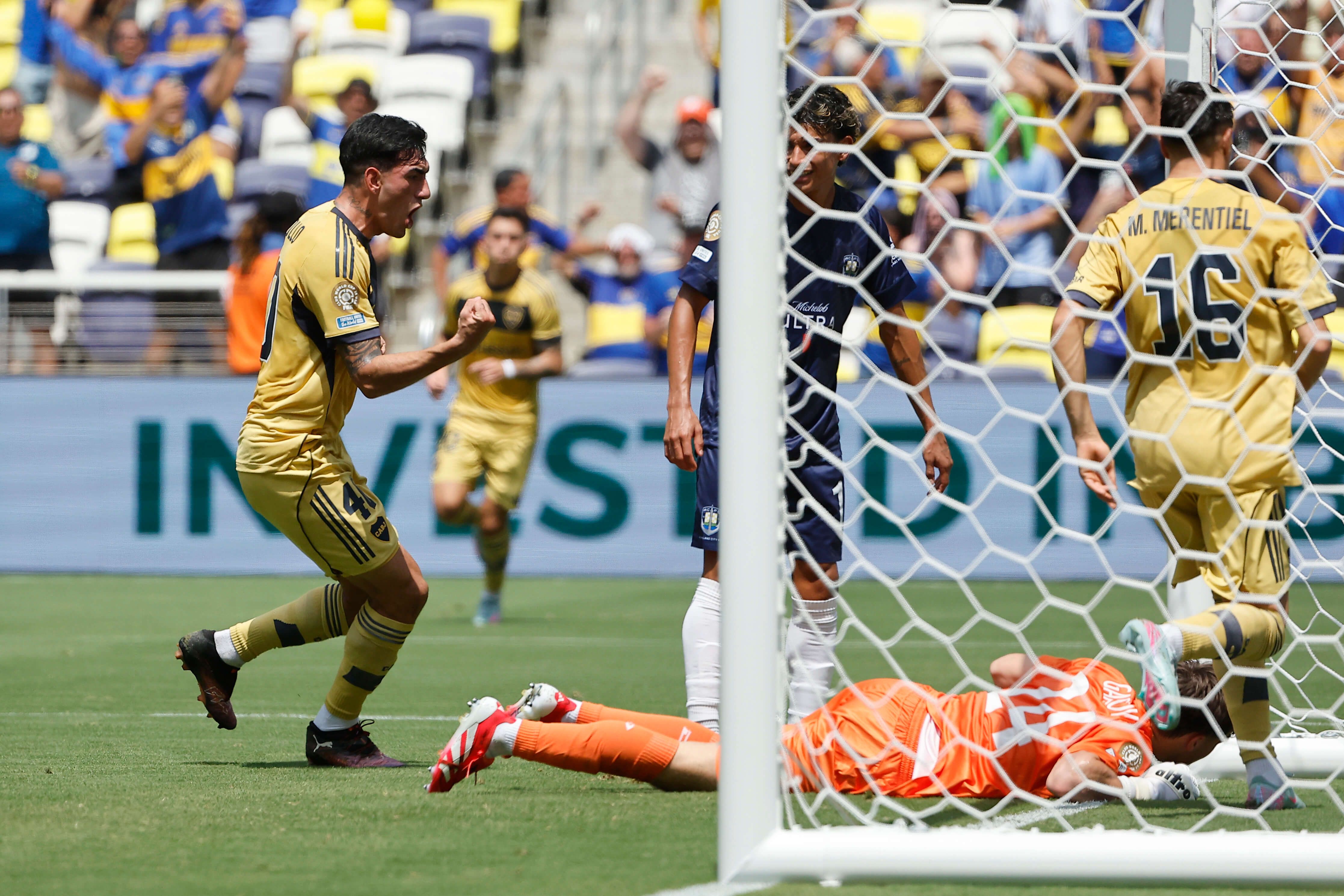 Lautaro Di Lollo celebra el gol ante Auckland