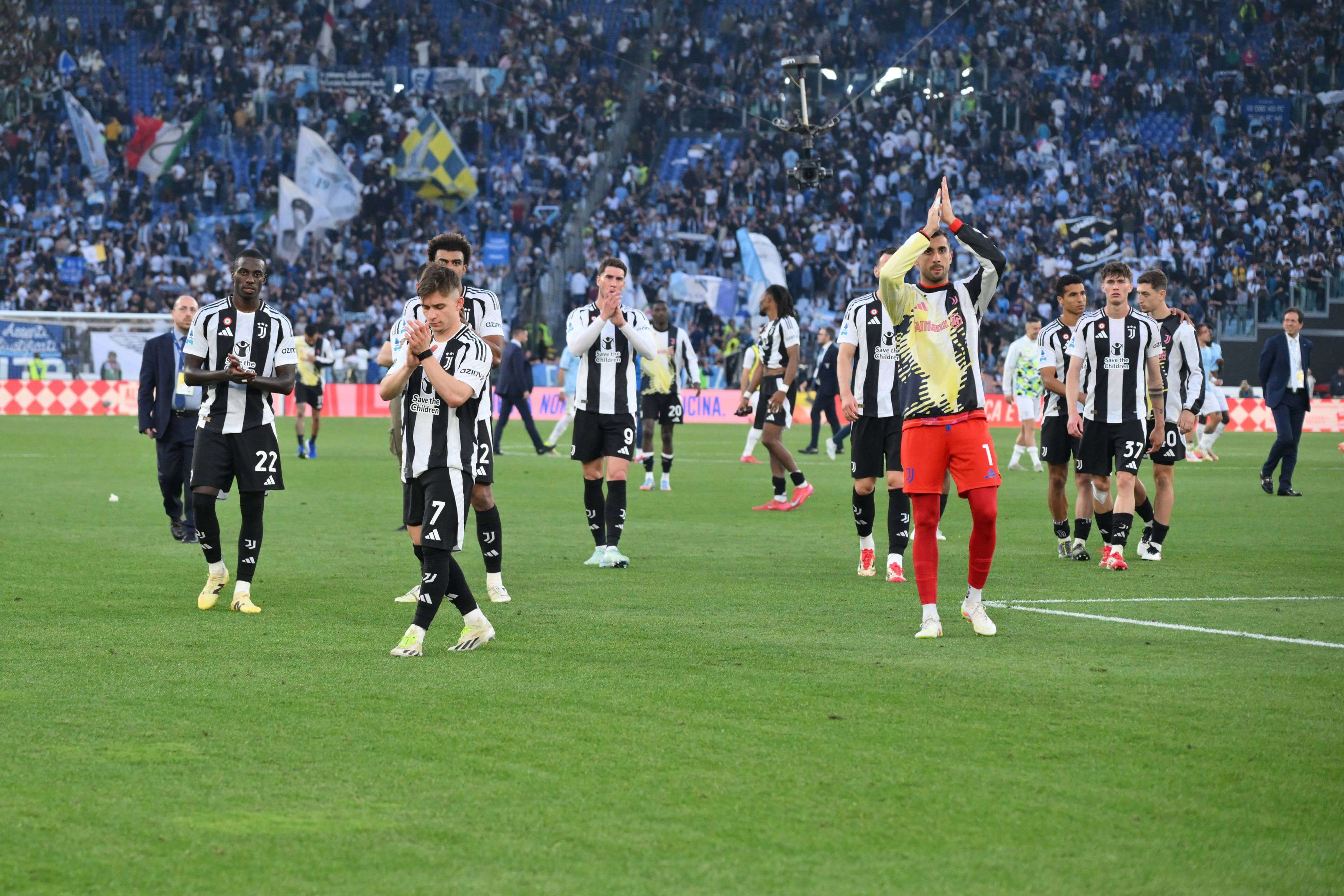  Los jugadores de la Juventus agradecen a sus fans tras igualar con la Lazio.