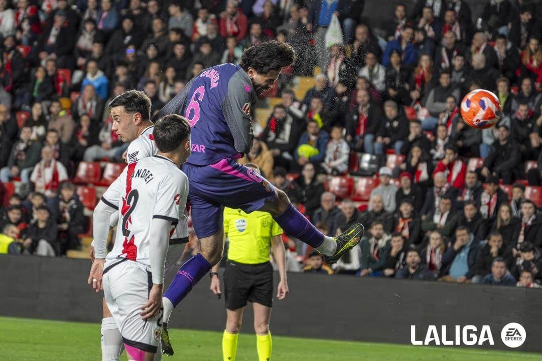  Leandro Cabrera remata a gol en el Rayo-Espanyol.