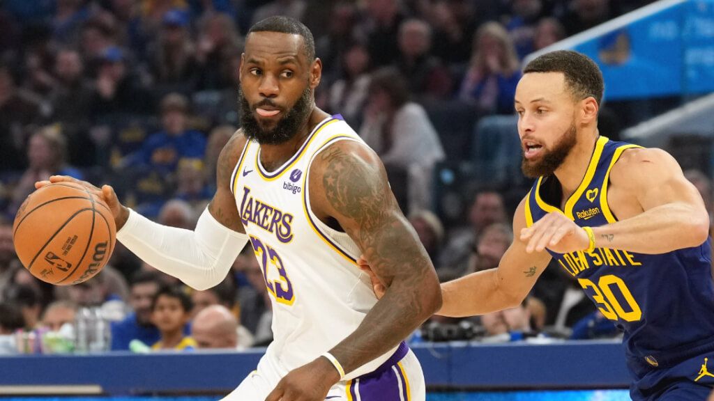 Lebron James y Stephen Curry en un partido de NBA. (Fuente: Cordon Press)