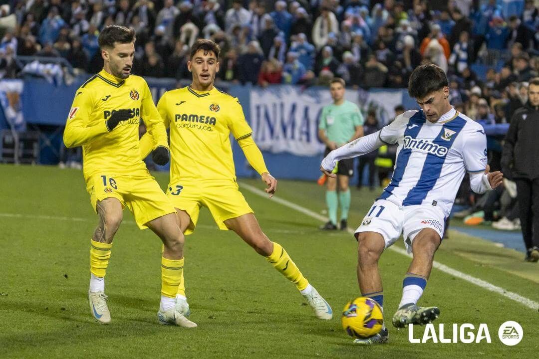  Álex Baena y Sergi Cardona defienden a Juan Cruz en el Leganés-Villarreal.