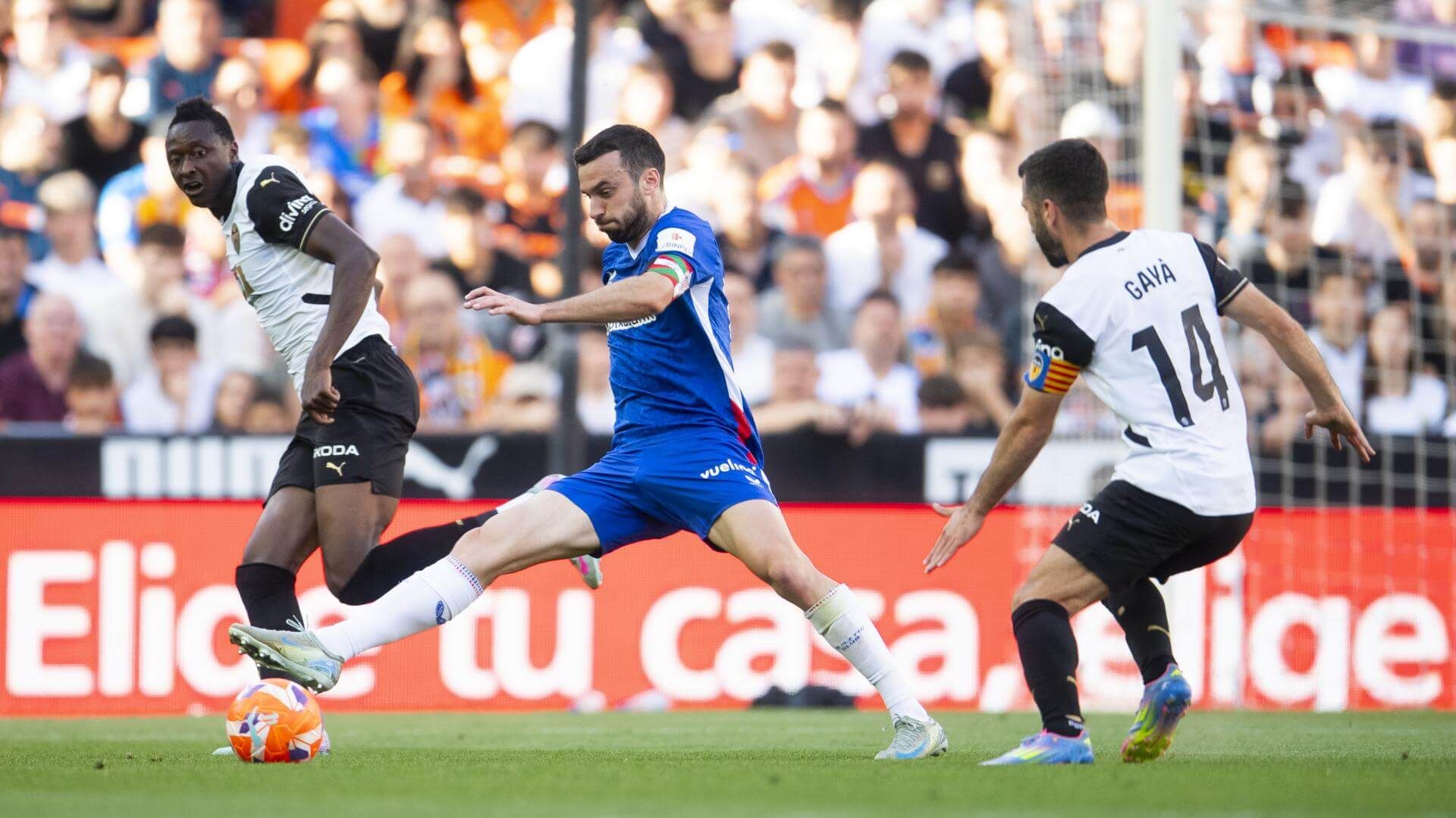  Iñigo Lekue, en acción en Mestalla ante el Valencia CF.