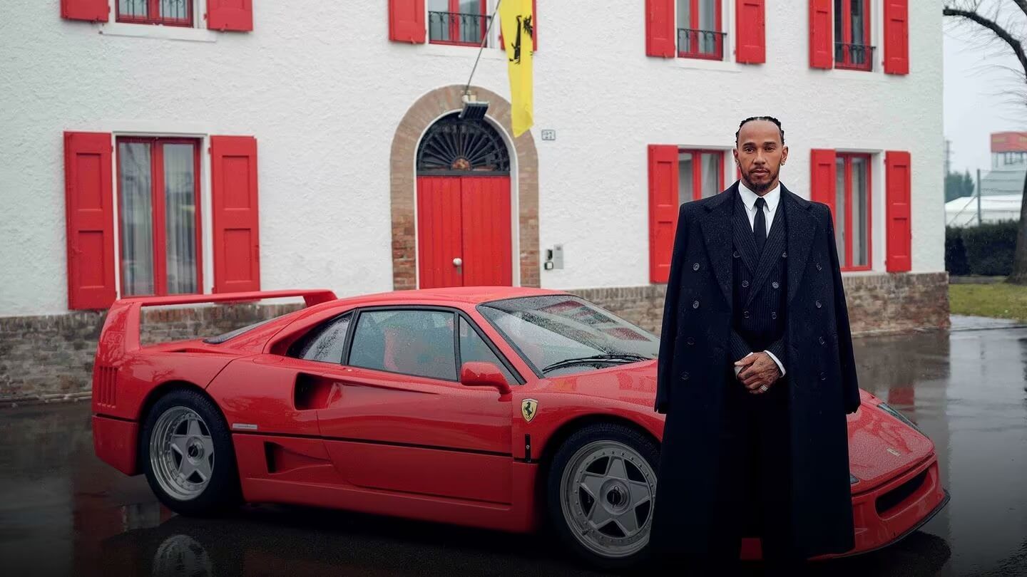  Lewis Hamilton posa junto a un Ferrari.