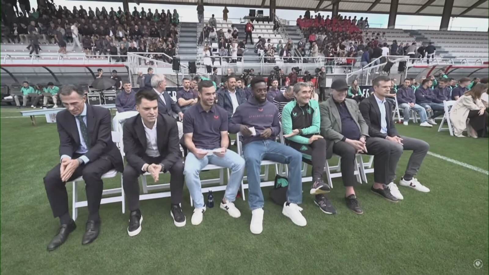  Iñaki Williams bromea con unos kleenex en la despedida de Óscar de Marcos en Lezama.