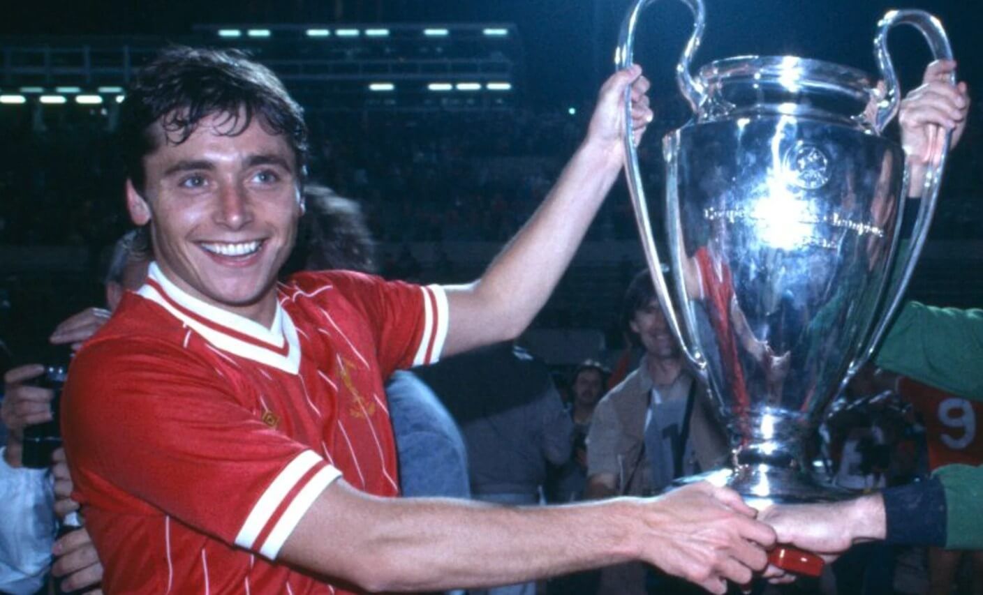  Michael Robinson levanta la Copa de Europa ganada por el Liverpool en 1984.