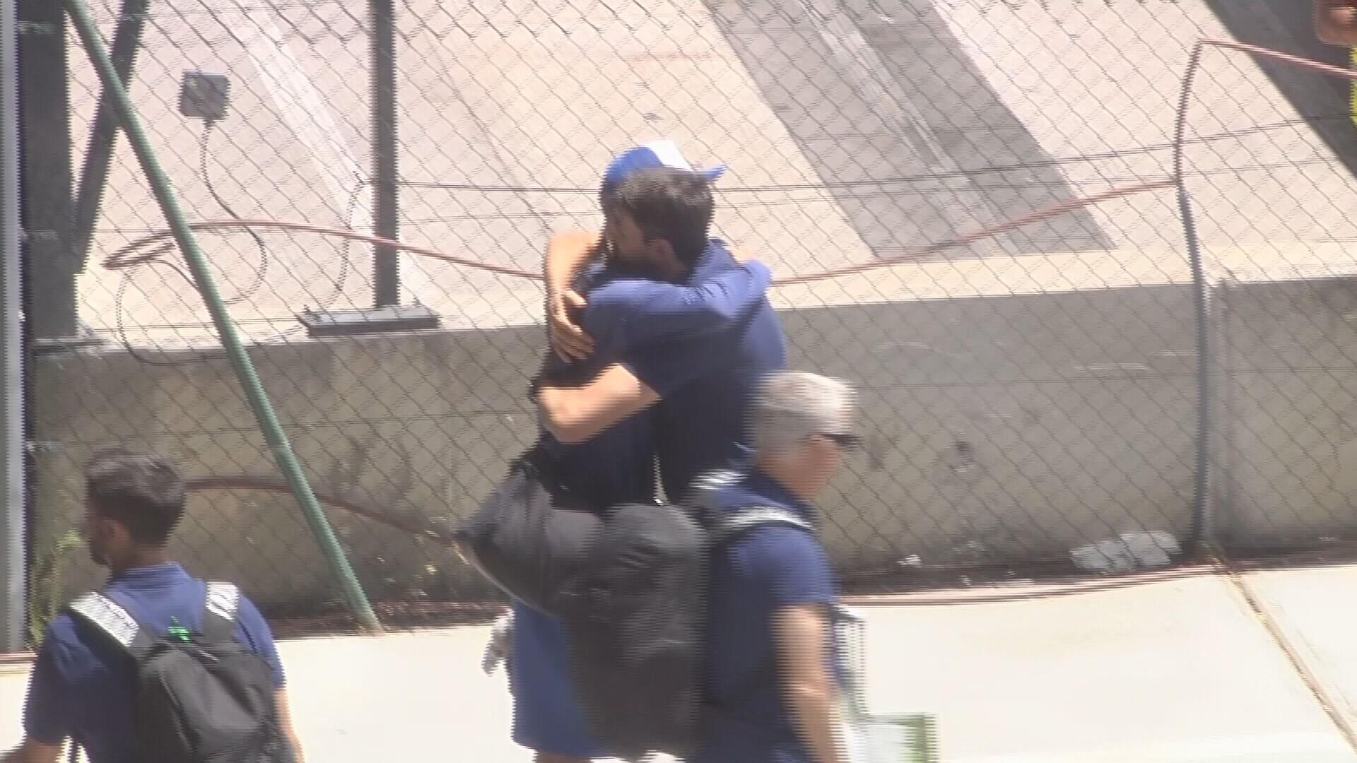 Abrazos en las despedidas de los atléticos (ElDesmarque)