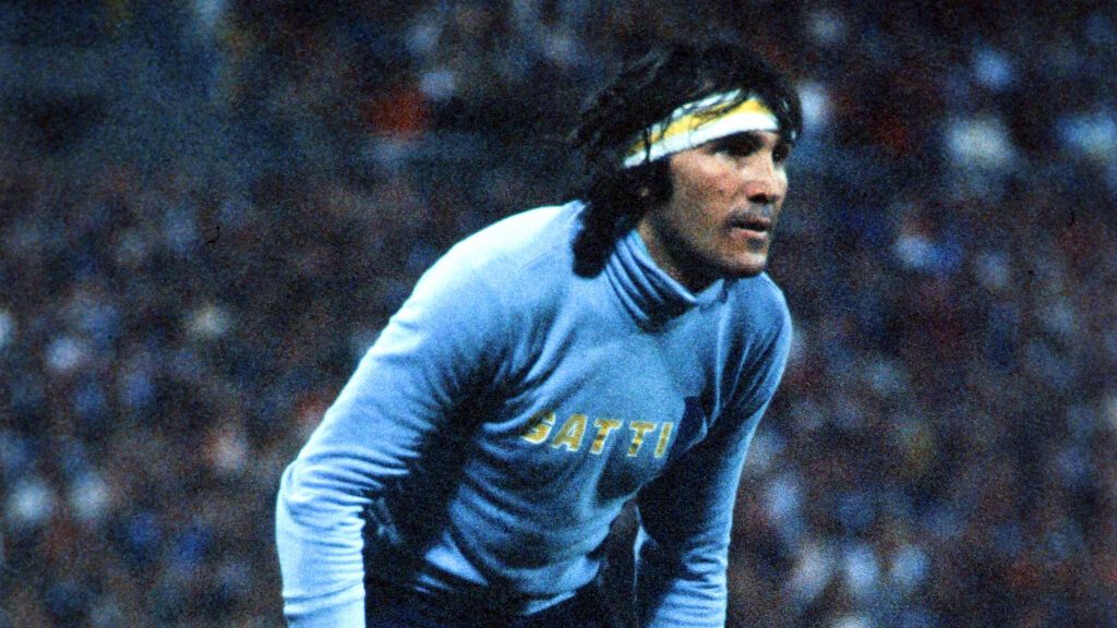 El 'Loco' Gatti durante un partido de fútbol en 1978 (Fuente: Cordon Press)