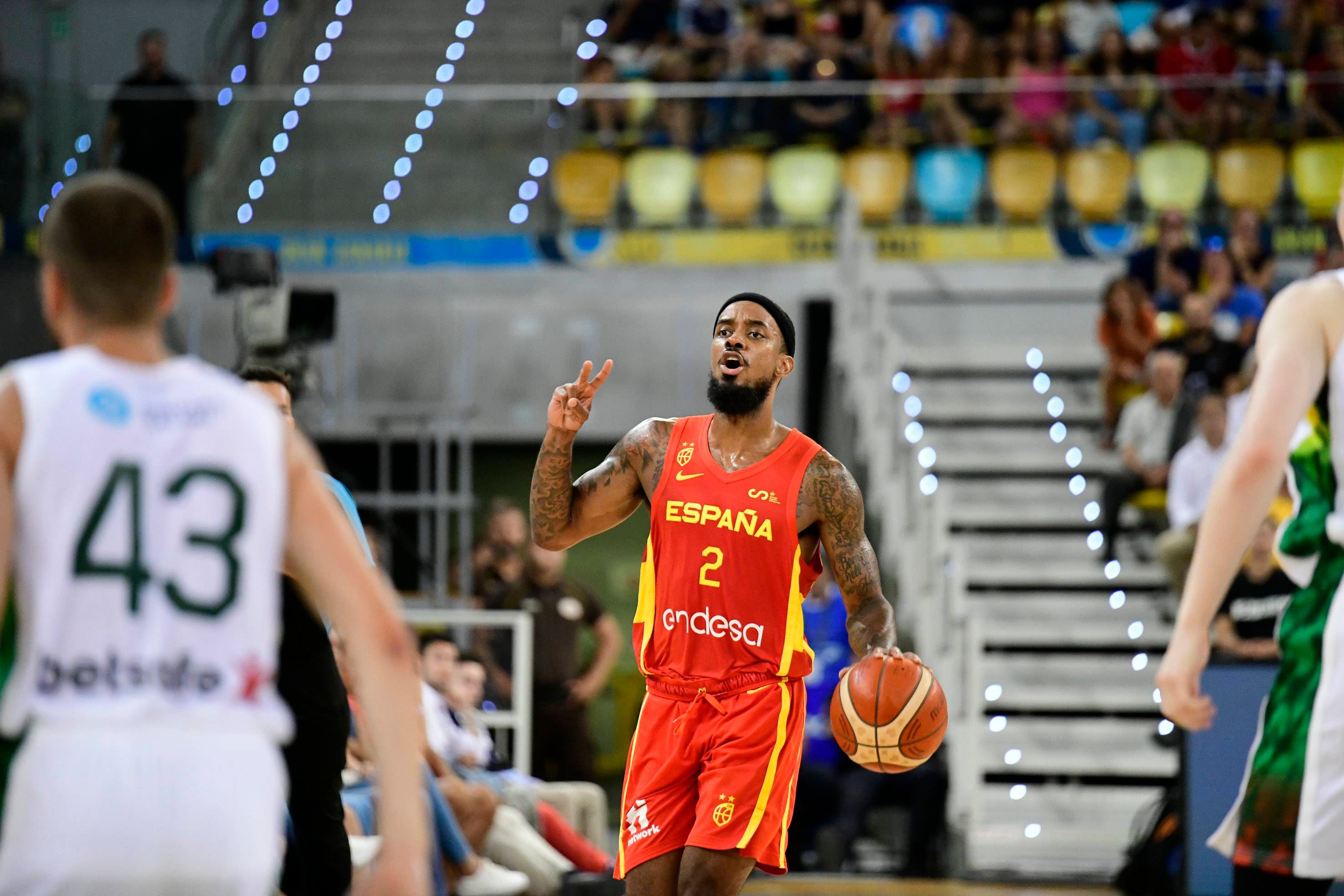  Lorenzo Brown da instrucciones en el España-Lituania.