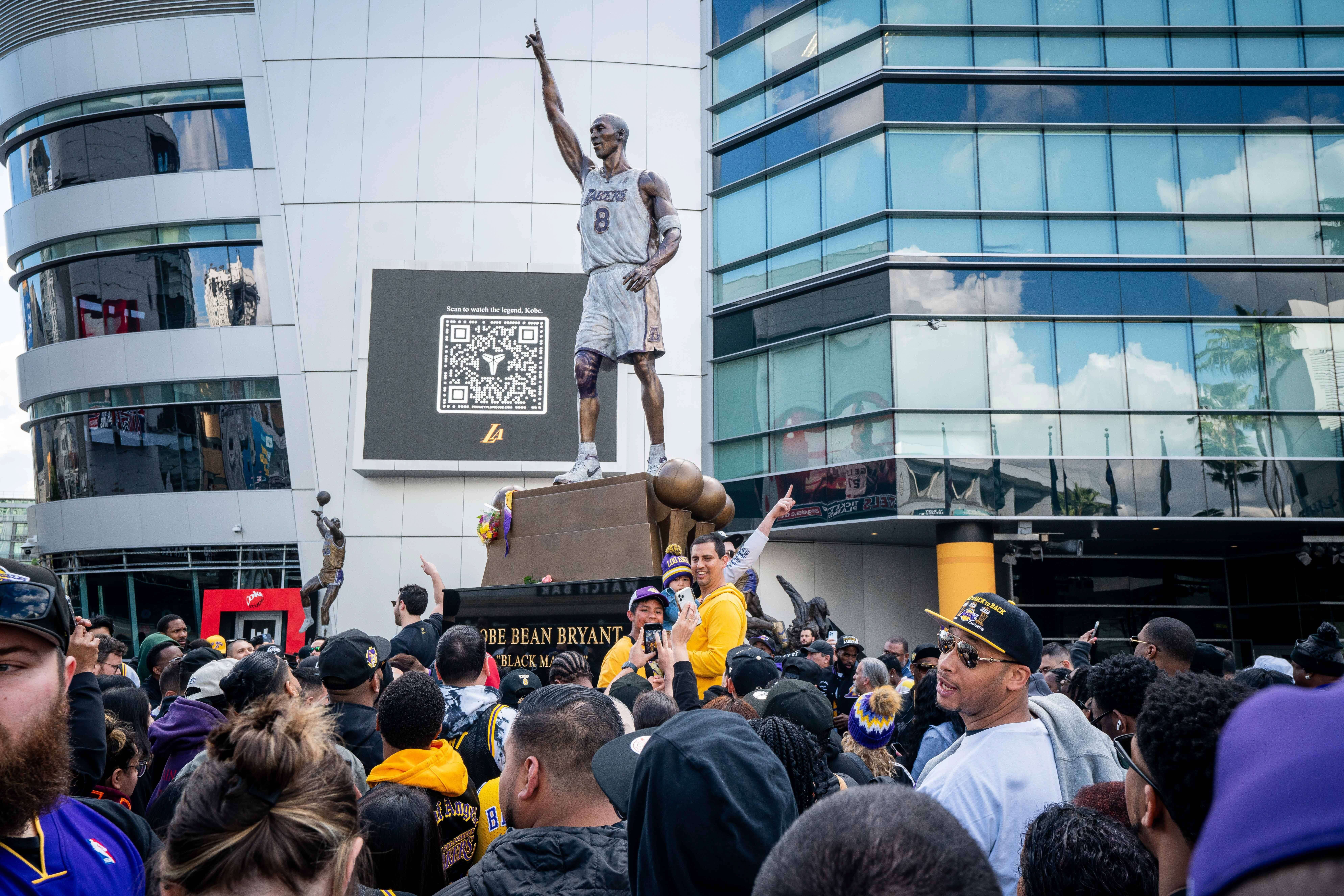 Los aficionados de los Lakers en la estatua de Kobe Bryant