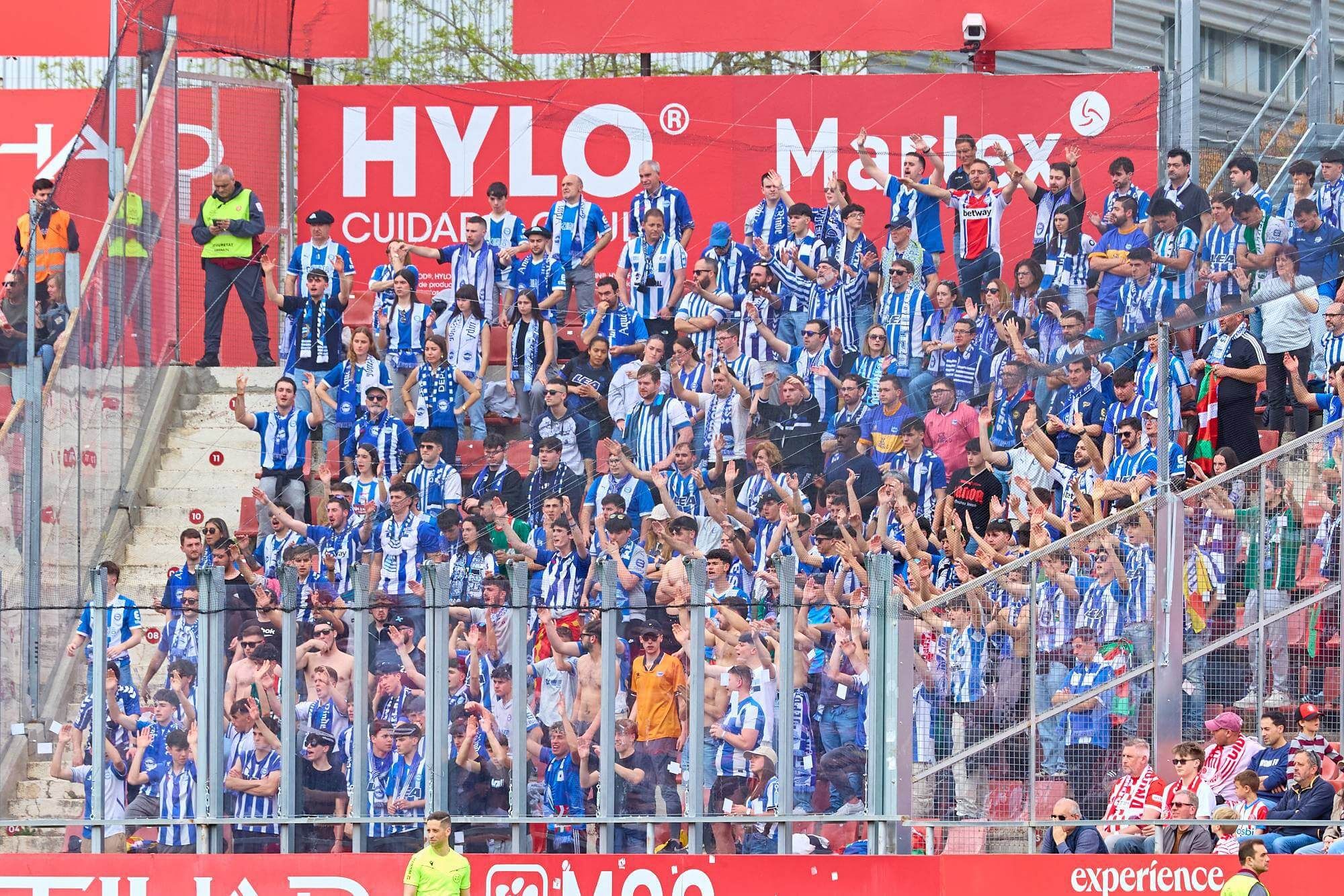  Los aficionados del Alavés, en las gradas de Montilivi.