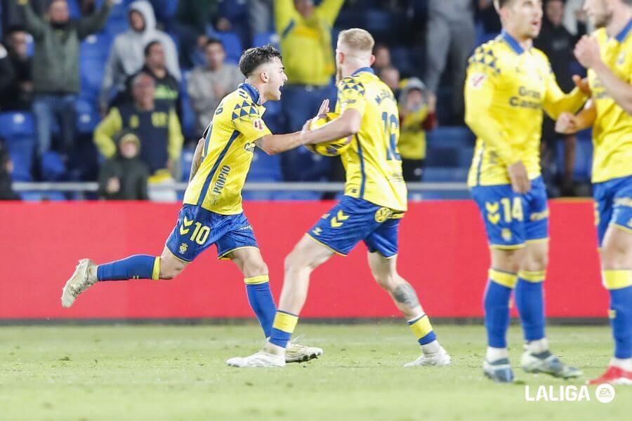  Los jugadores de la UD Las Palmas celebran su gol al Alavés.