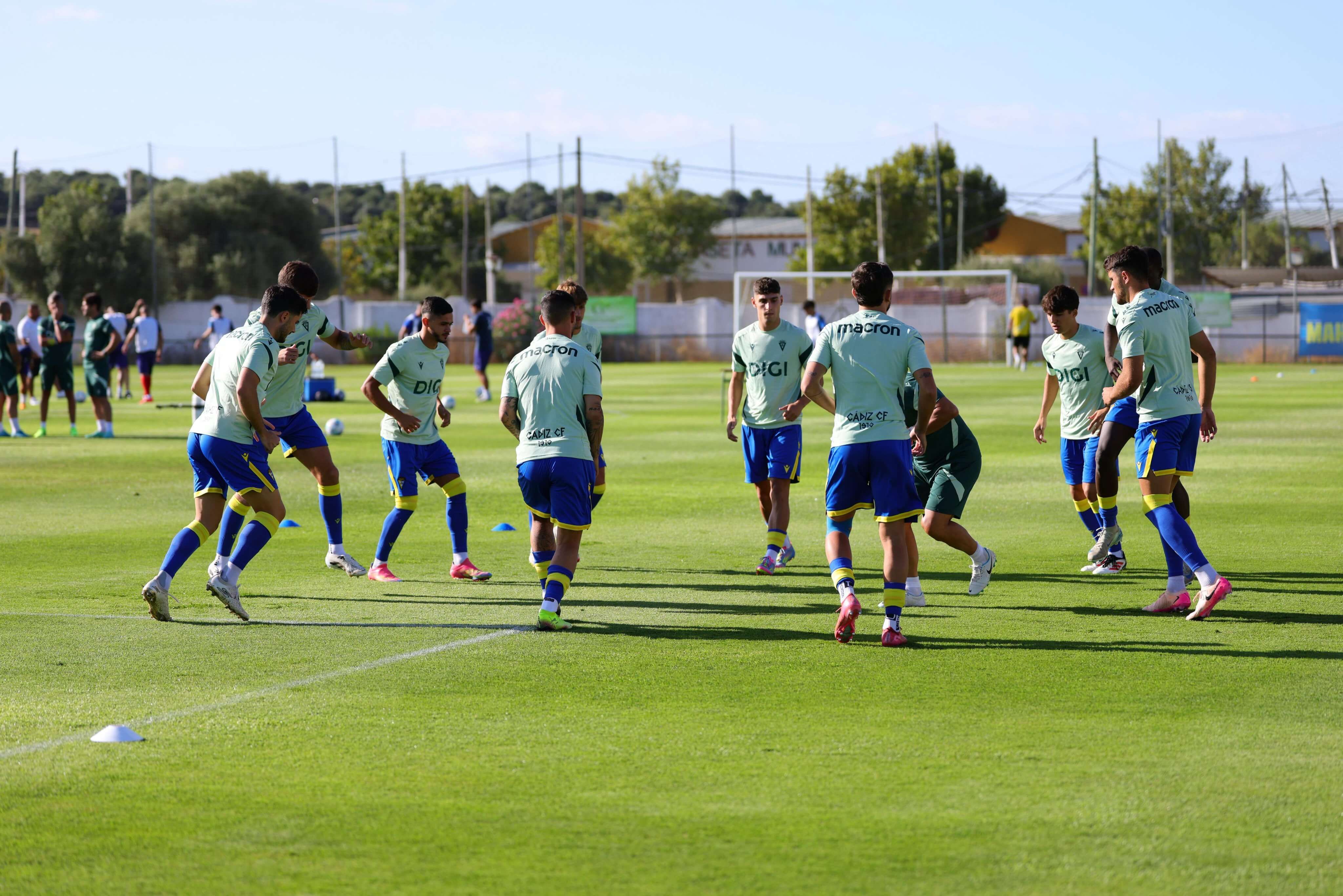 Los jugadores del Cádiz calientan antes del primer amistoso de pretemporada.