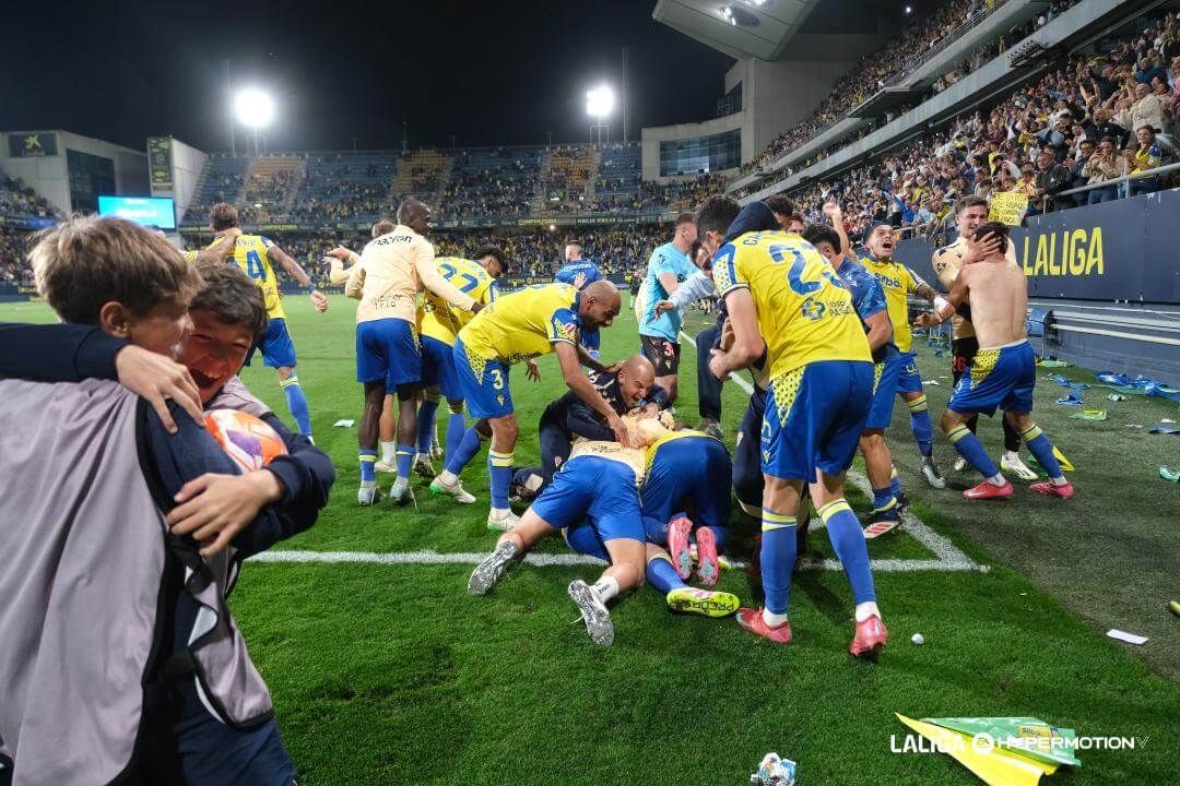  Los jugadores del Cádiz celebran el gol de la victoria ante el Almería.