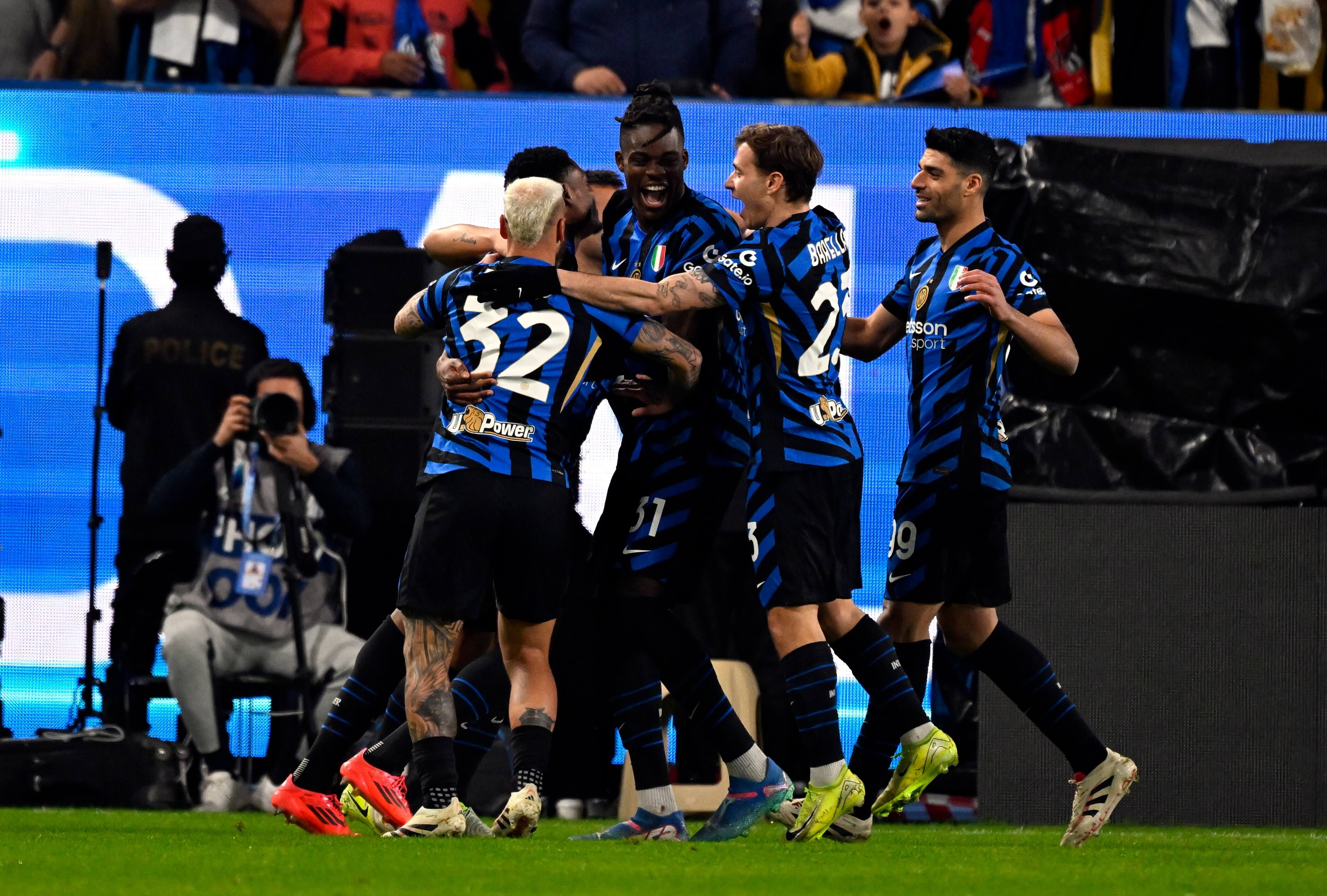  Los jugadores del Inter celebran uno de los goles de Dumfries al Atalanta.