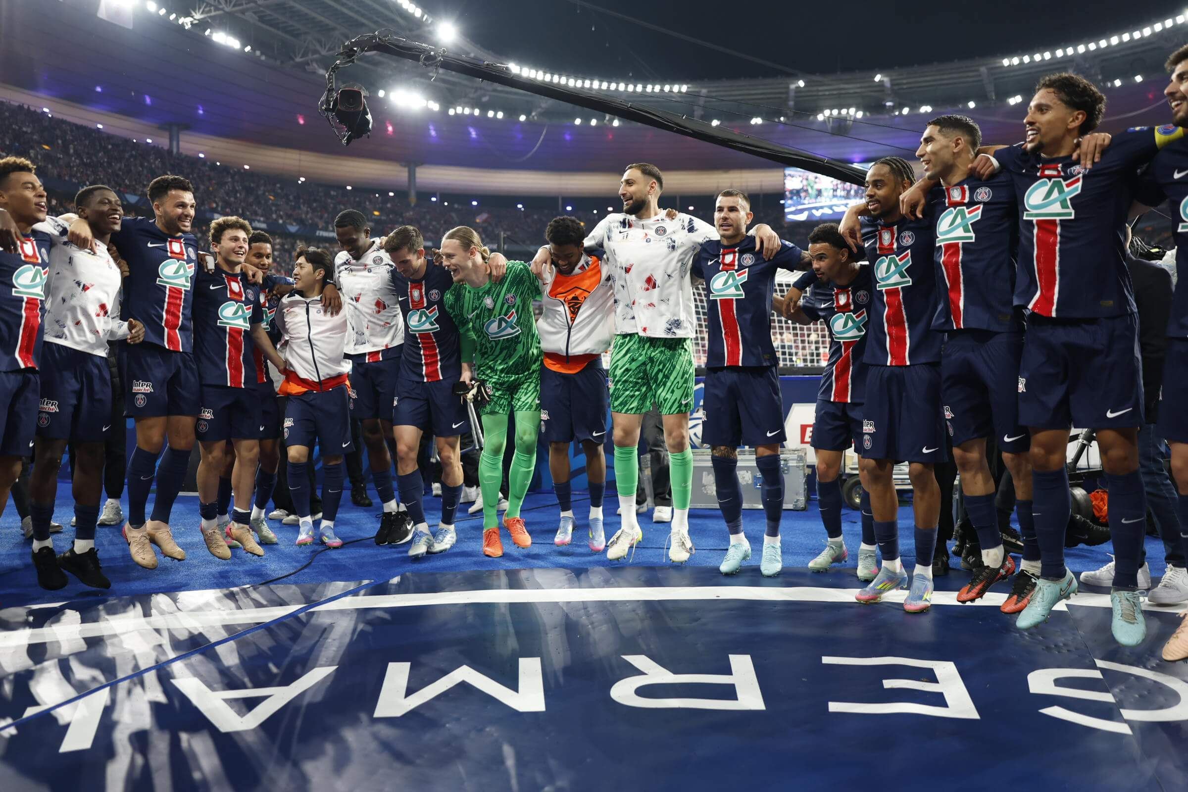  Los jugadores del PSG celebran la Copa con su afición.