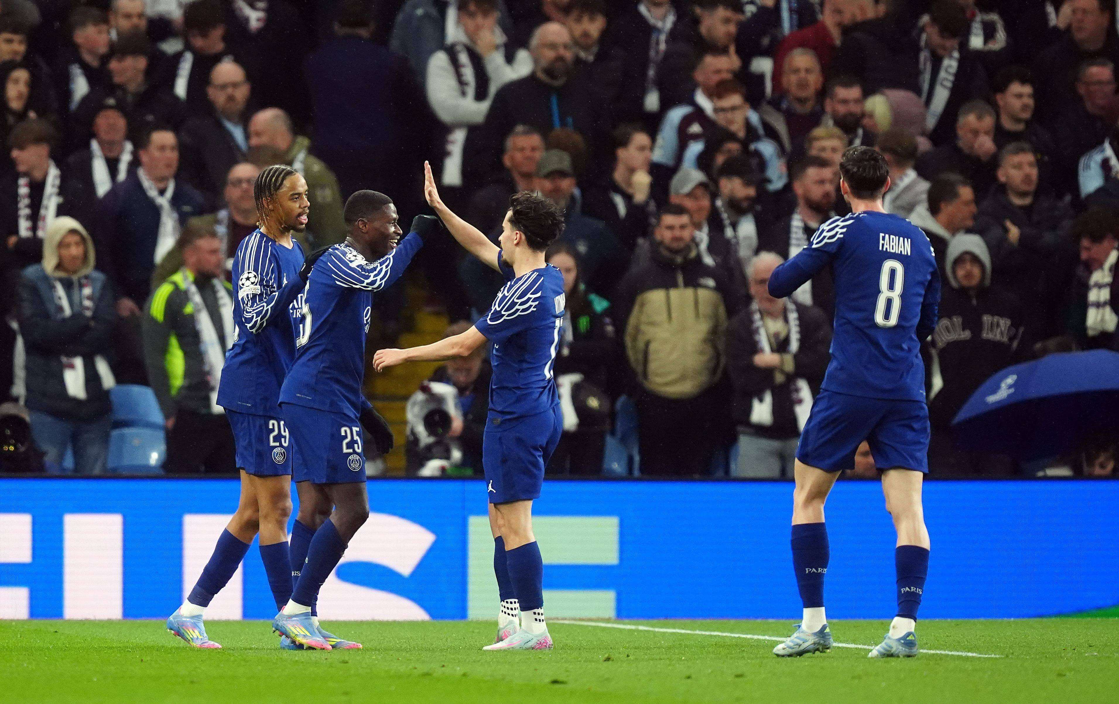  Los jugadores del PSG celebran un gol ante el Aston Villa.