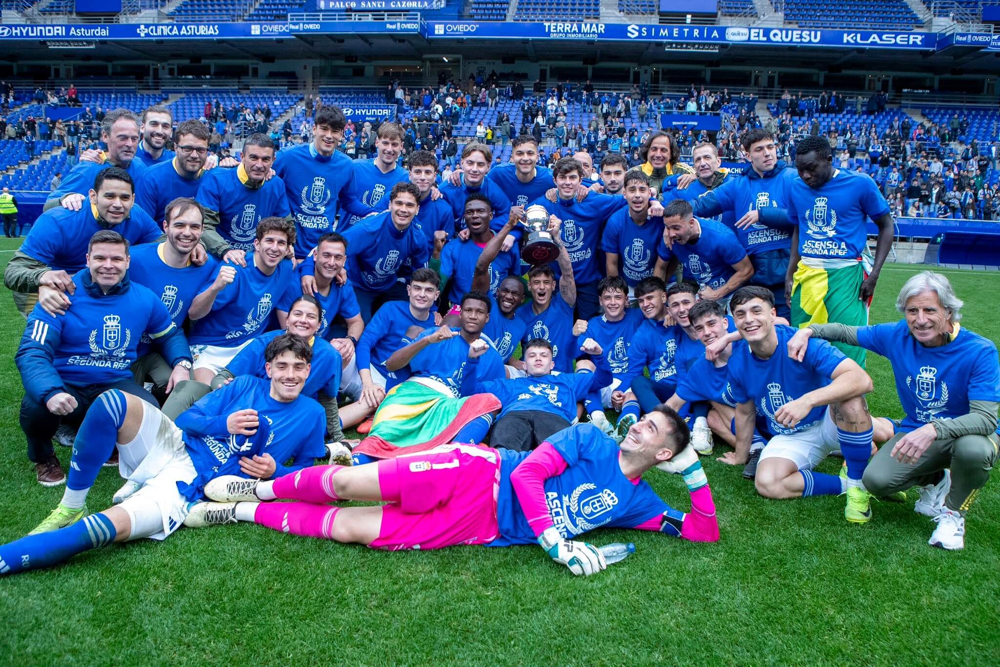  Los jugadores del Vetusta celebran el ascenso a Segunda Federación en el Carlos Tartiere (Foto: Re