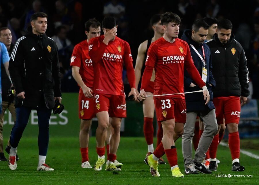  Los jugadores del Zaragoza se lamentan de la derrota ante el Racing.